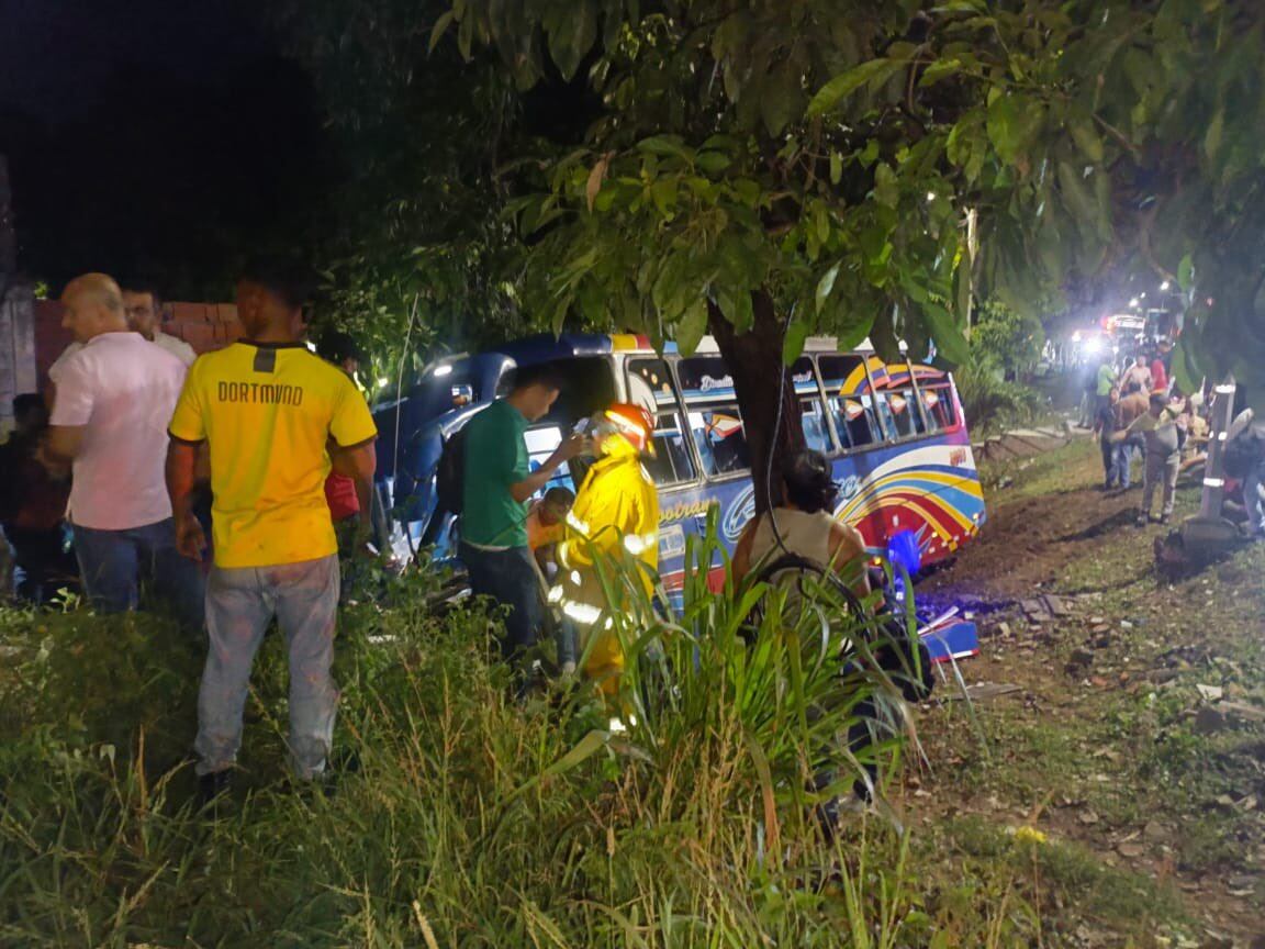 Accidente de bus en Galapa. Foto: X @hernandolozano