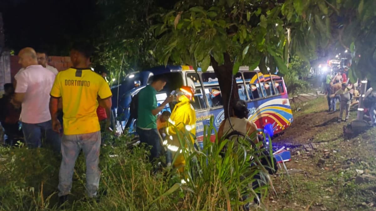Al menos 12 heridos dejó accidente de un bus en vías del Atlántico