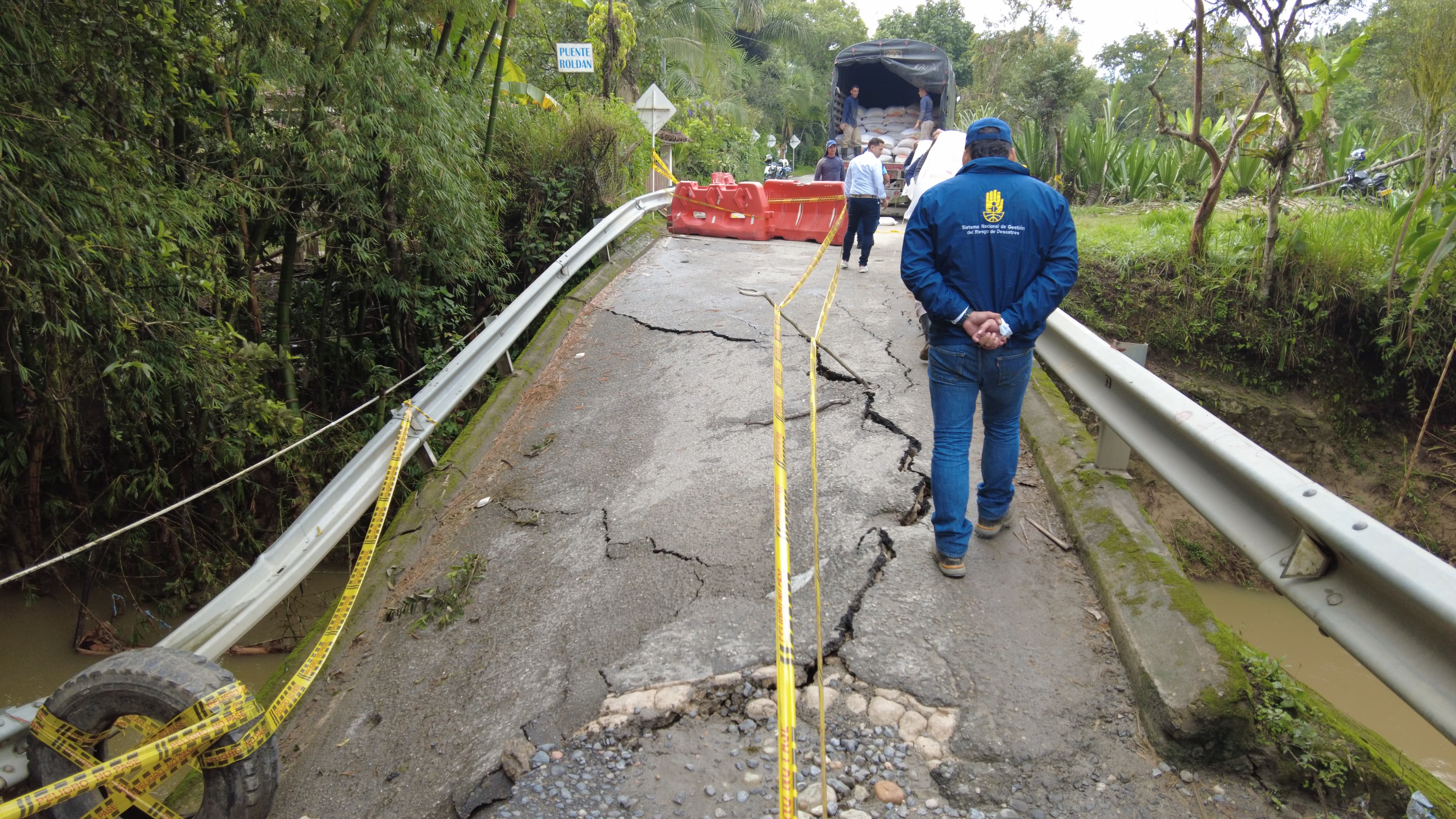 Colapso de puentes y deslizamiento de tierra tiene incomunicados varios municipios en Santander. Foto: Gobernación de Santander.