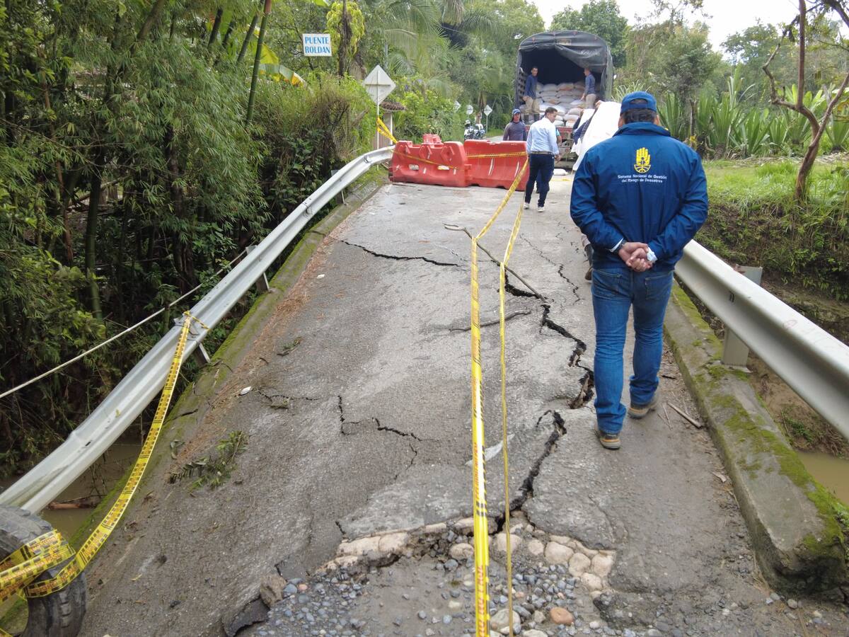 Colapso de puentes y deslizamiento de tierra tiene incomunicados varios municipios en Santander