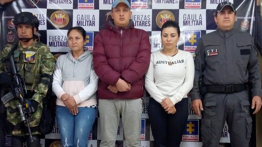Los integrantes de la organización criminal encapuchados y portando armas de fuego llegaron a una finca, raptaron a una mujer y a su hijo, menor de edad.. Foto: Fiscalía