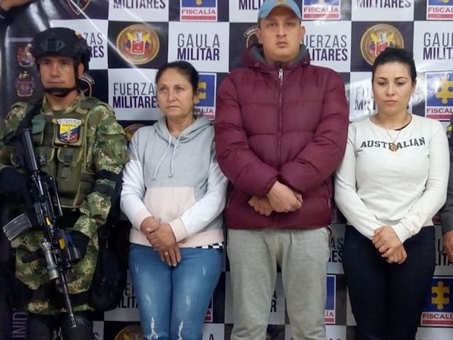 Los integrantes de la organización criminal encapuchados y portando armas de fuego llegaron a una finca, raptaron a una mujer y a su hijo, menor de edad.. Foto: Fiscalía