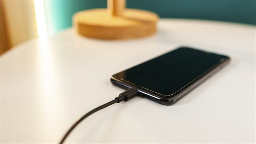 Bebé de ocho meses murió al morder el cargador de un celular que estaba conectado. Foto: Getty Images