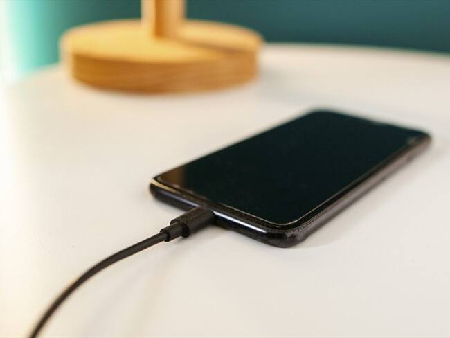 Bebé de ocho meses murió al morder el cargador de un celular que estaba conectado. Foto: Getty Images