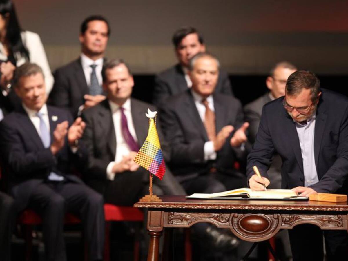 No nos enreden, el acuerdo con Farc no es camino para constituyente: Hernán Cadavid