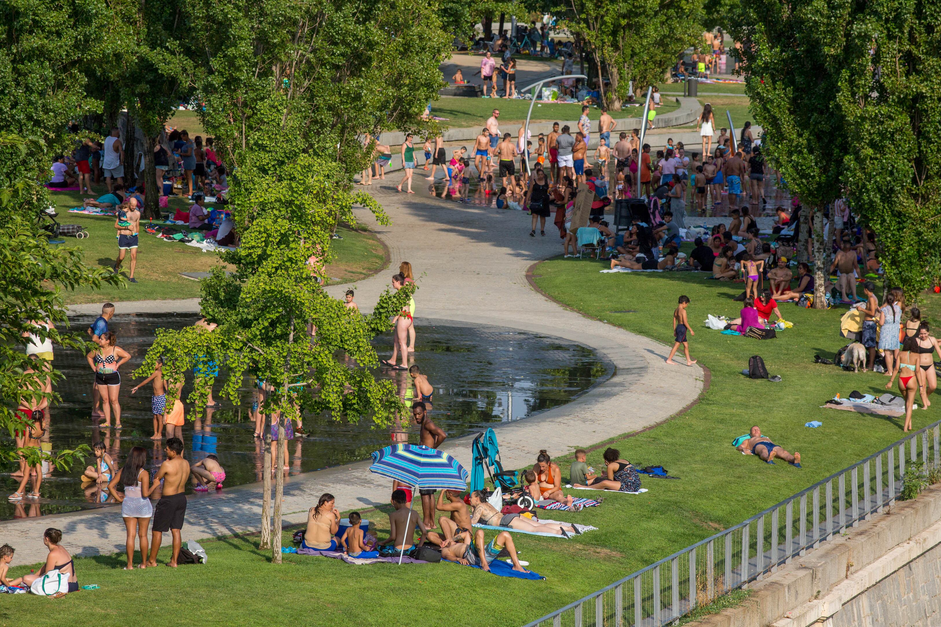 Un grupo de personas se refresca en la playa urbana de Madrid Rio por la intensa ola de calor que se vive en Europa desde este 14 de julio de 2022. (Photo by Luis Soto/SOPA Images/LightRocket via Getty Images)