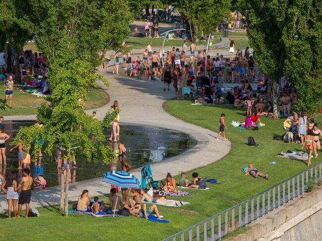Un grupo de personas se refresca en la playa urbana de Madrid Rio por la intensa ola de calor que se vive en Europa desde este 14 de julio de 2022. (Photo by Luis Soto/SOPA Images/LightRocket via Getty Images)