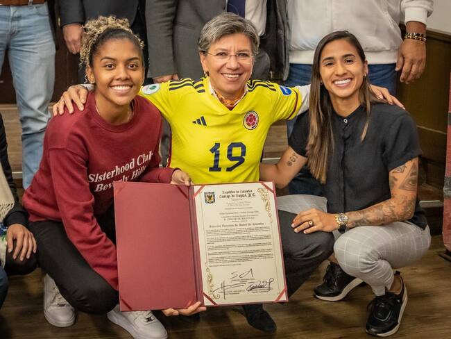 Claudia López con jugadoras de la Selección COlombia Femenina. Foto: Alcaldía de Bogotá