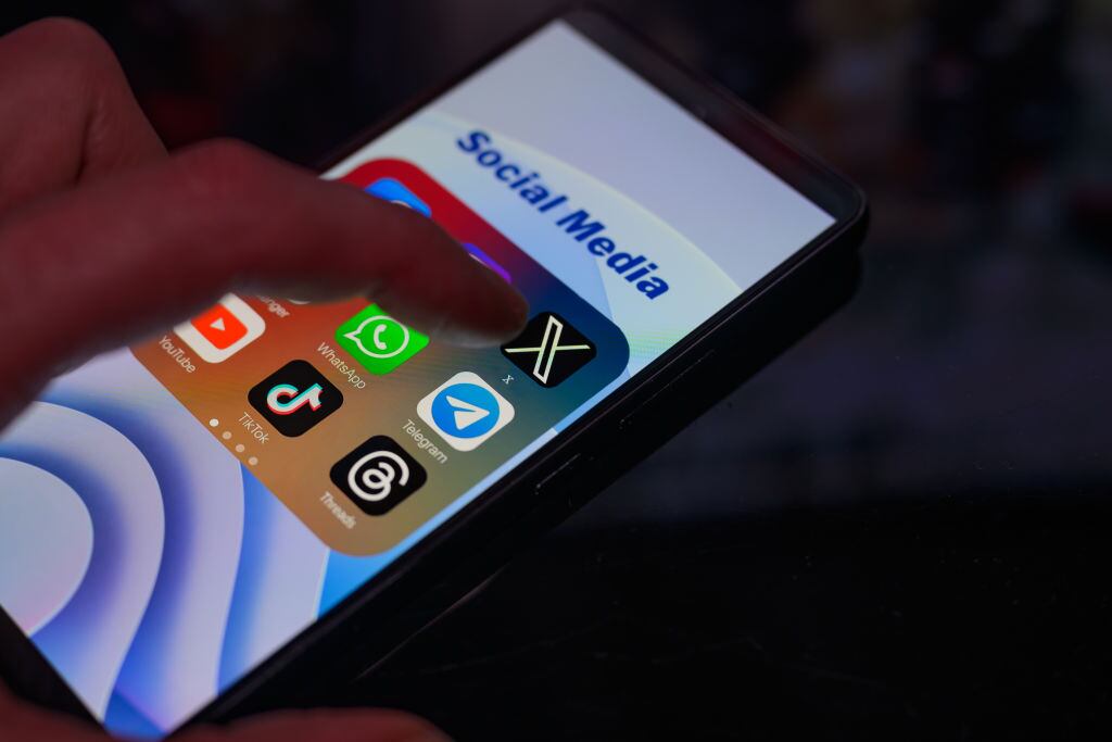 Logo X, red social. (Photo Illustration by Jonathan Raa/NurPhoto via Getty Images)