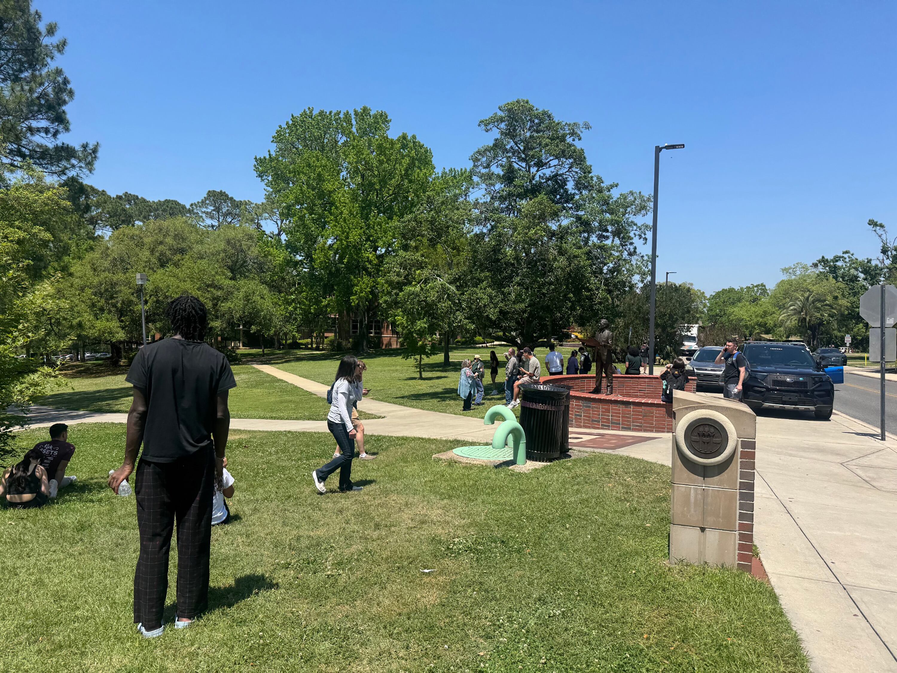 Estudiantes y miembros de la Universidad Estatal de Florida cerca del área donde ocurrió el tiroteo. Foto: Ana Ceballos/Miami Herald/Tribune News Service via Getty Images