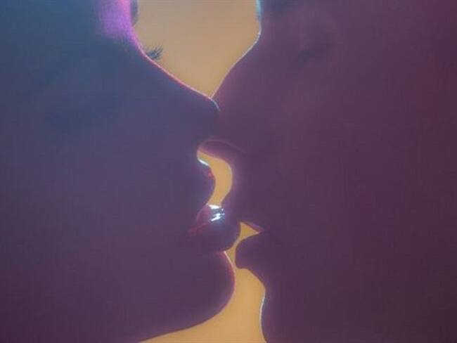 ¿El VIH se transmite a través de los besos?. Foto: BBC Mundo