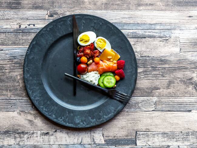 Imagen de referencia de ayuno intermitente. Foto: Getty Images.