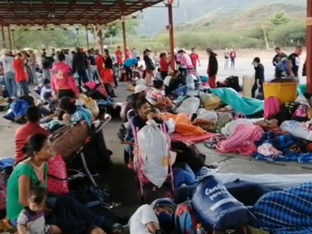 Cientos de venezolanos varados en Venezuela luego de cruzar la frontera