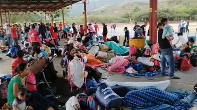 Cientos de venezolanos varados en Venezuela luego de cruzar la frontera. Foto: Cortesía