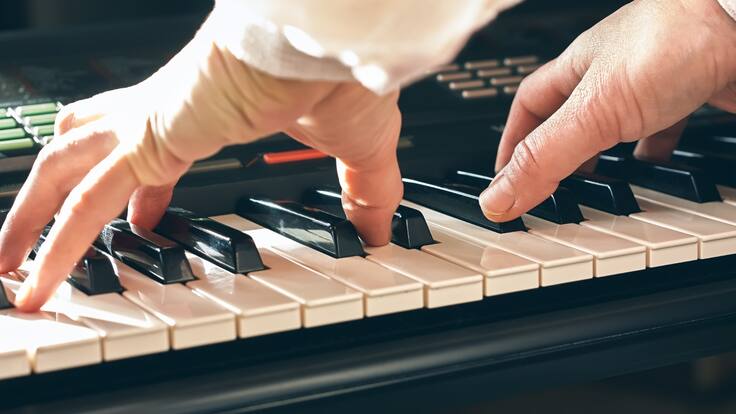 Soluciones W: Pepe Ganga dona organeta de última generación a joven con autismo