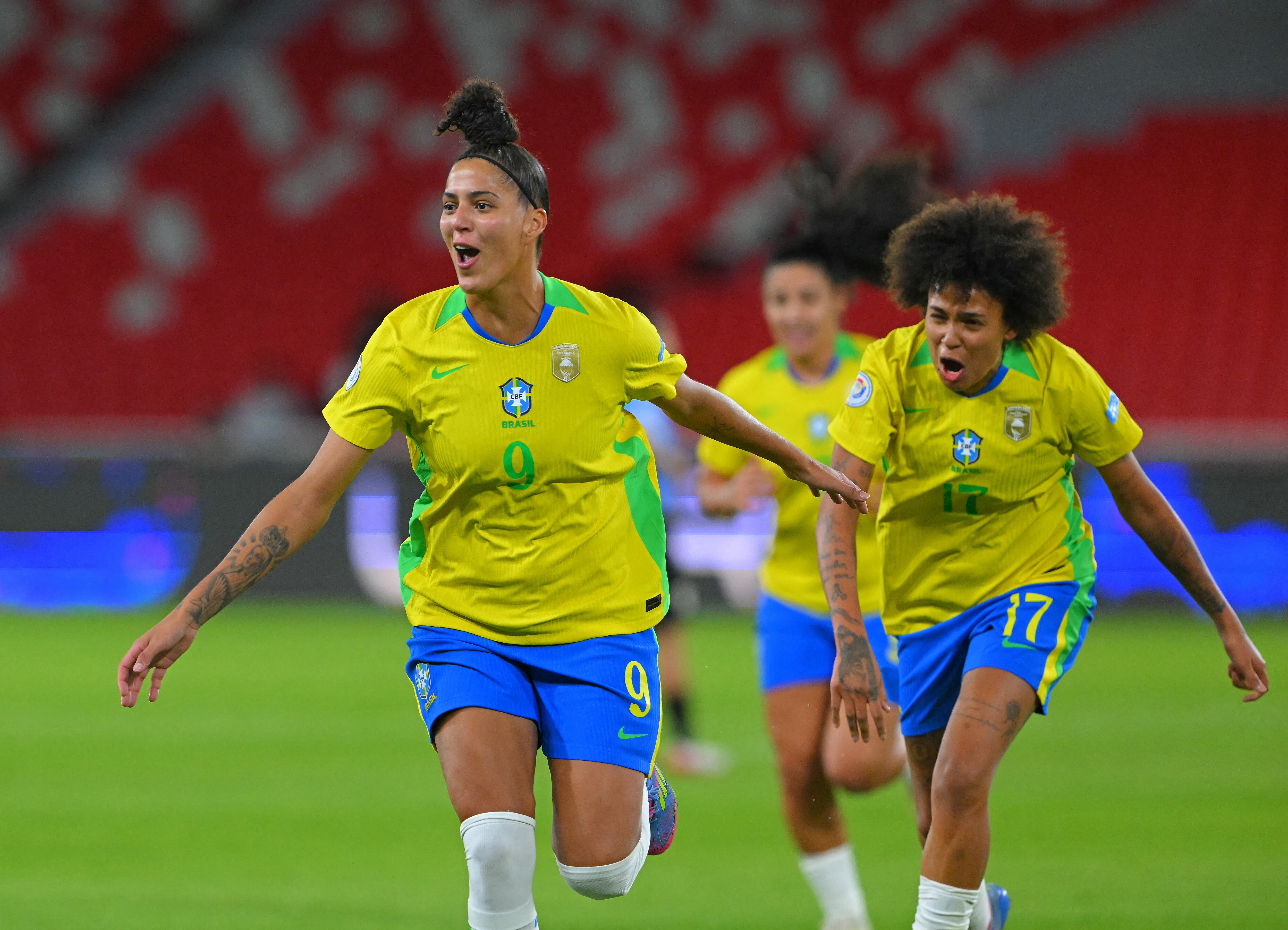 La delantera de Brasil, Amanda Gutierres celebra después de anotar el cuarto gol de su equipo con su compañera mediocampista Vitoria Yaya durante el partido de fútbol de semifinales de la Copa América Femenina 2025 entre Brasil y Uruguay en el Estadio Rodrigo Paz Delgado en Quito el 29 de julio de 2025. (Foto de Rodrigo BUENDIA / AFP) (Foto de RODRIGO BUENDIA/AFP vía Getty Images)
