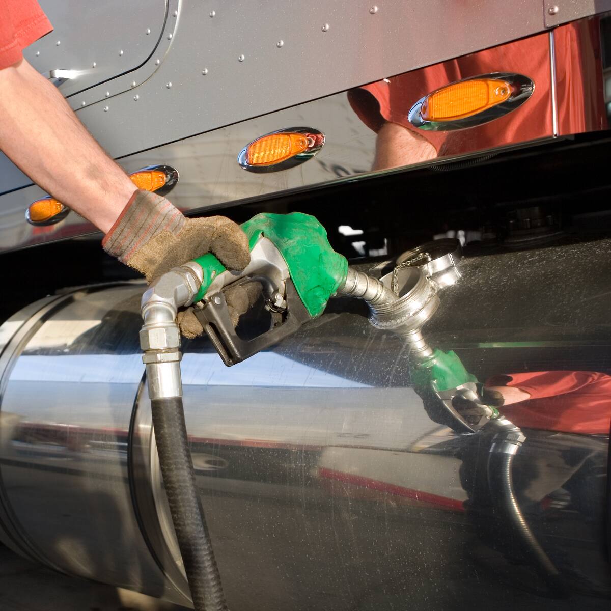 MinHacienda propone que diésel suba $3.000 en 2024: aún no hay acuerdo con transportadores