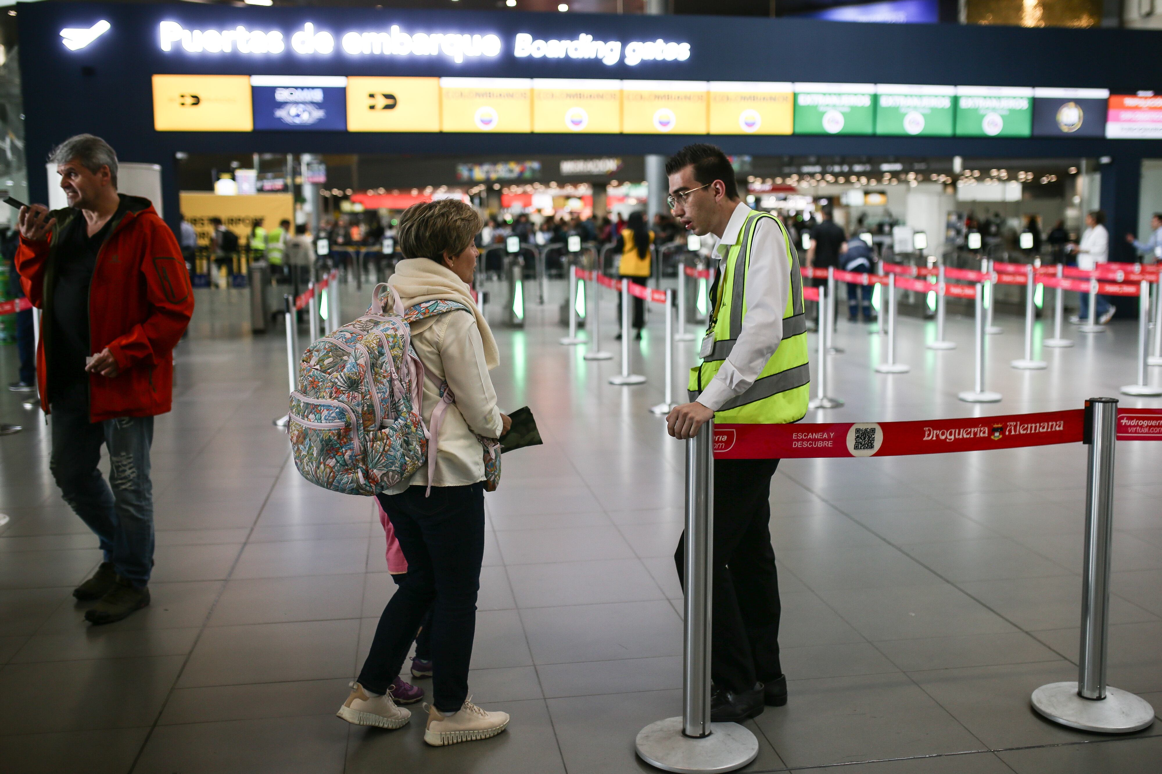 Mujer resolviendo dudas con personal del Aeropuerto del Dorado en Bogotá (Getty Images)