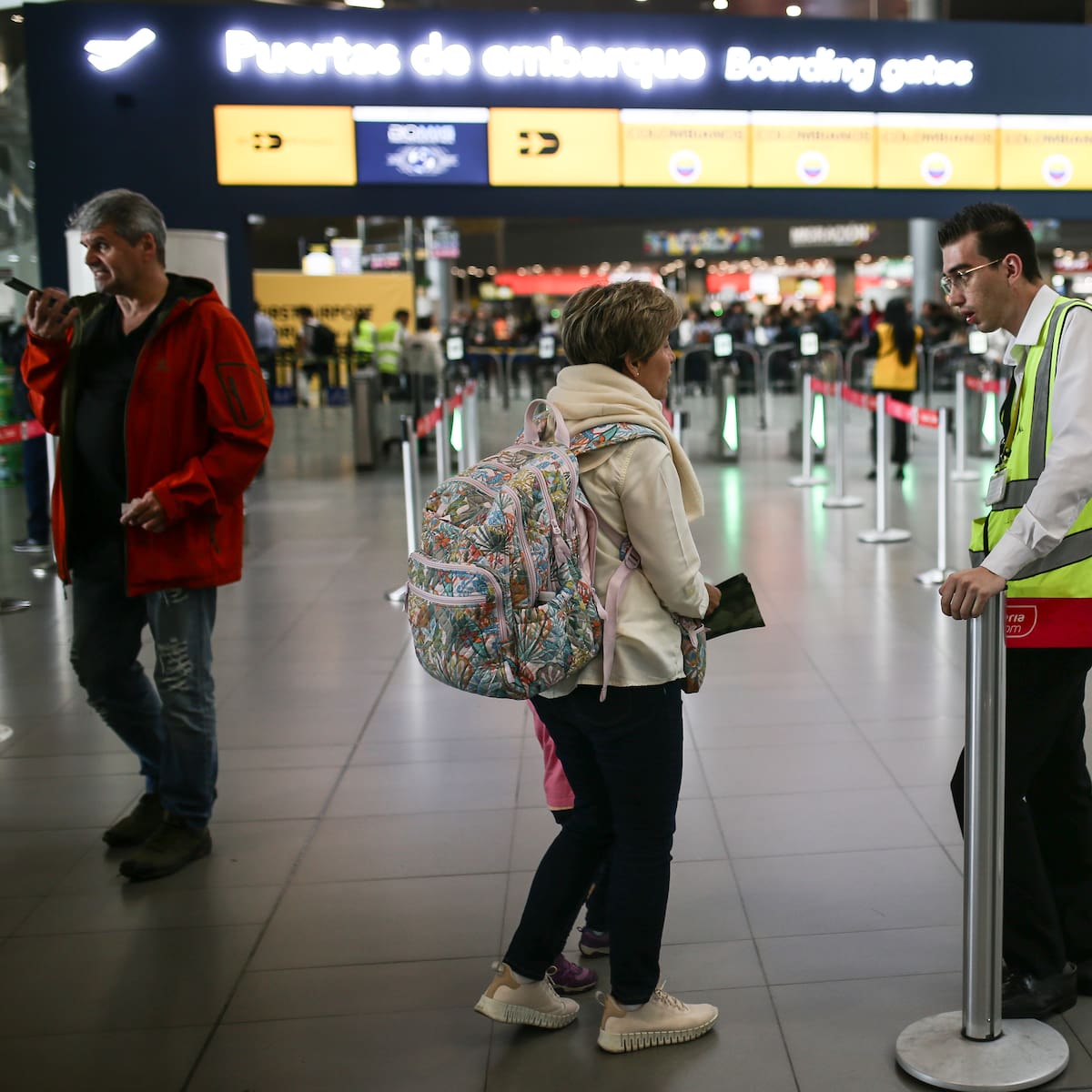 Impedimentos para salir de Colombia: ¿Estar reportado en centrales de riesgo afecta?