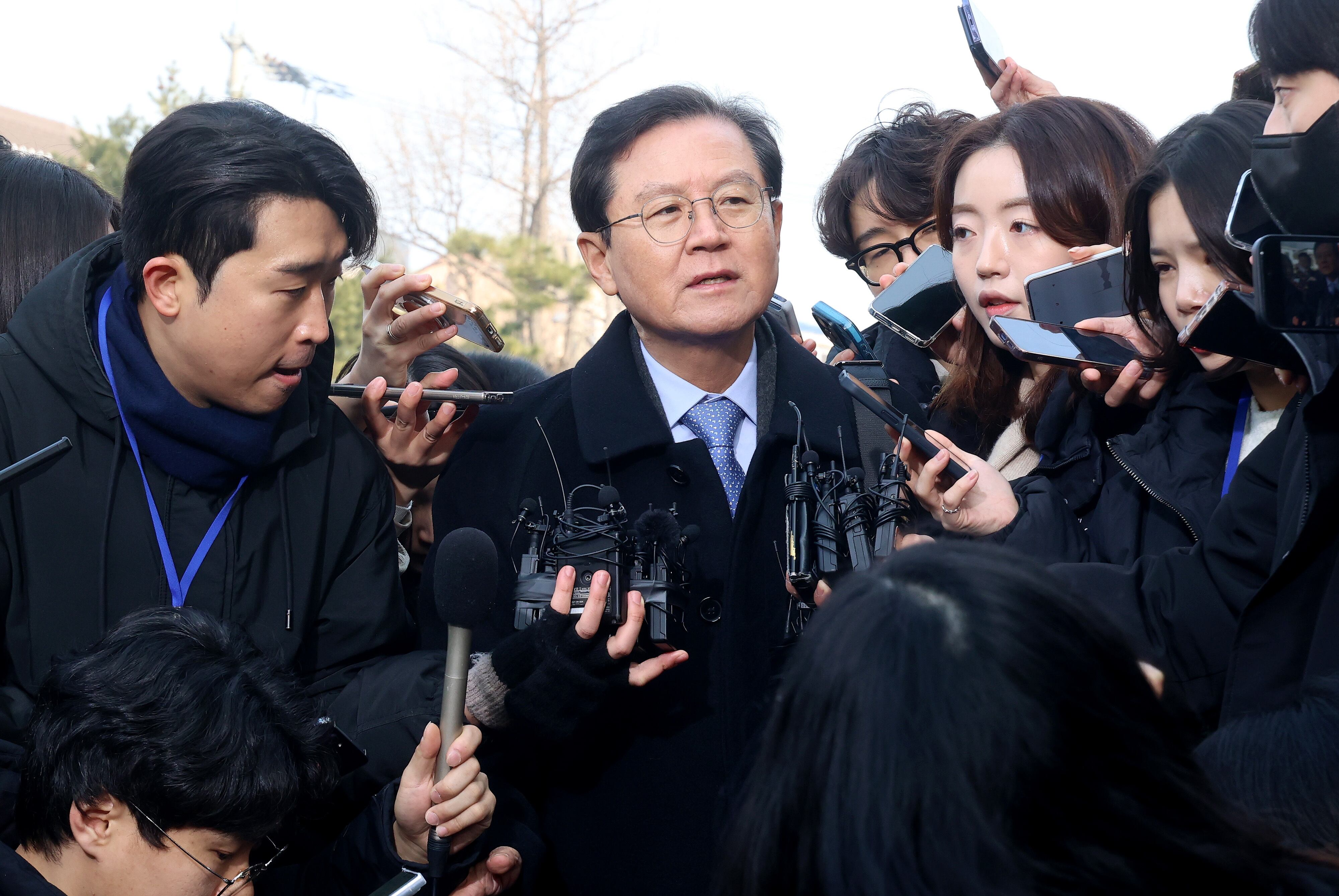 Seúl (Corea, República de), 21/01/2025.- Yun Gap-geun, abogado del presidente Yoon Suk-yeol, se reúne con la prensa antes de asistir a la tercera audiencia del juicio de destitución de Yoon.