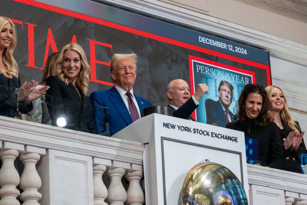 Donald Trump toca la campana de la bolsa de New York. I Foto: Spencer Platt/Getty Images.