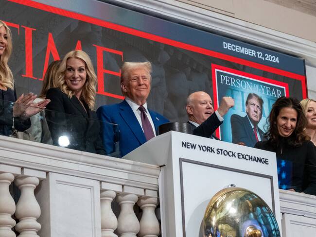 Donald Trump toca la campana de la bolsa de New York. I Foto: Spencer Platt/Getty Images.