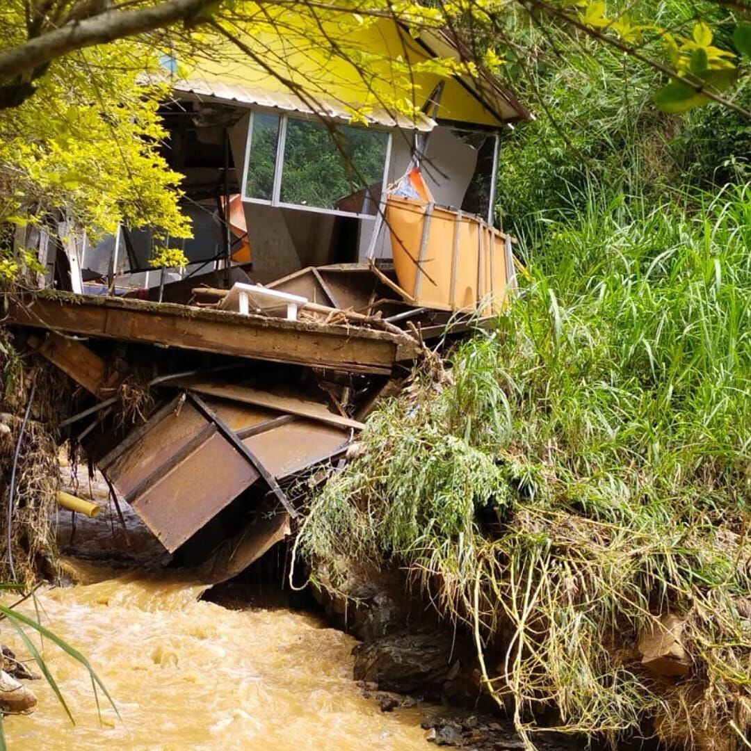 Varias viviendas fueron afectadas y un hotel perdió gran parte de su infraestructura. Crédito: OAGRD.
