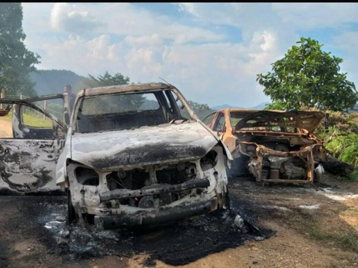 Sujetos armados incineraron tres vehículos en el norte del Cauca