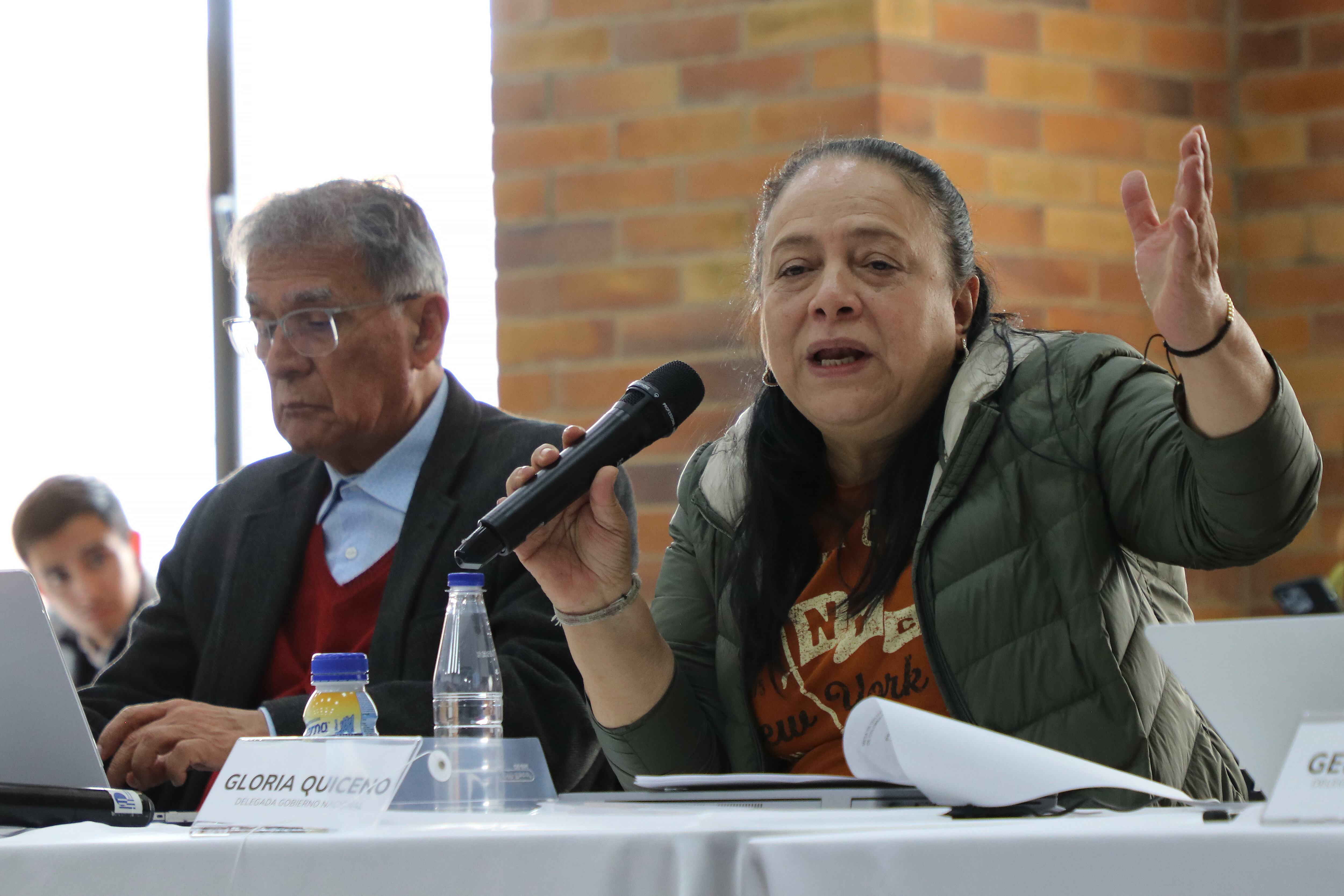 Fotografía cedida hoy por la oficina del alto comisionado para la Paz del jefe negociador del Gobierno, Camilo González Posso (i), junto la negociadora Gloria Cecilia Quiceno (d) este jueves en Bogotá (Colombia). Foto: EFE/ Oficina del Alto Comisionado para la Paz
