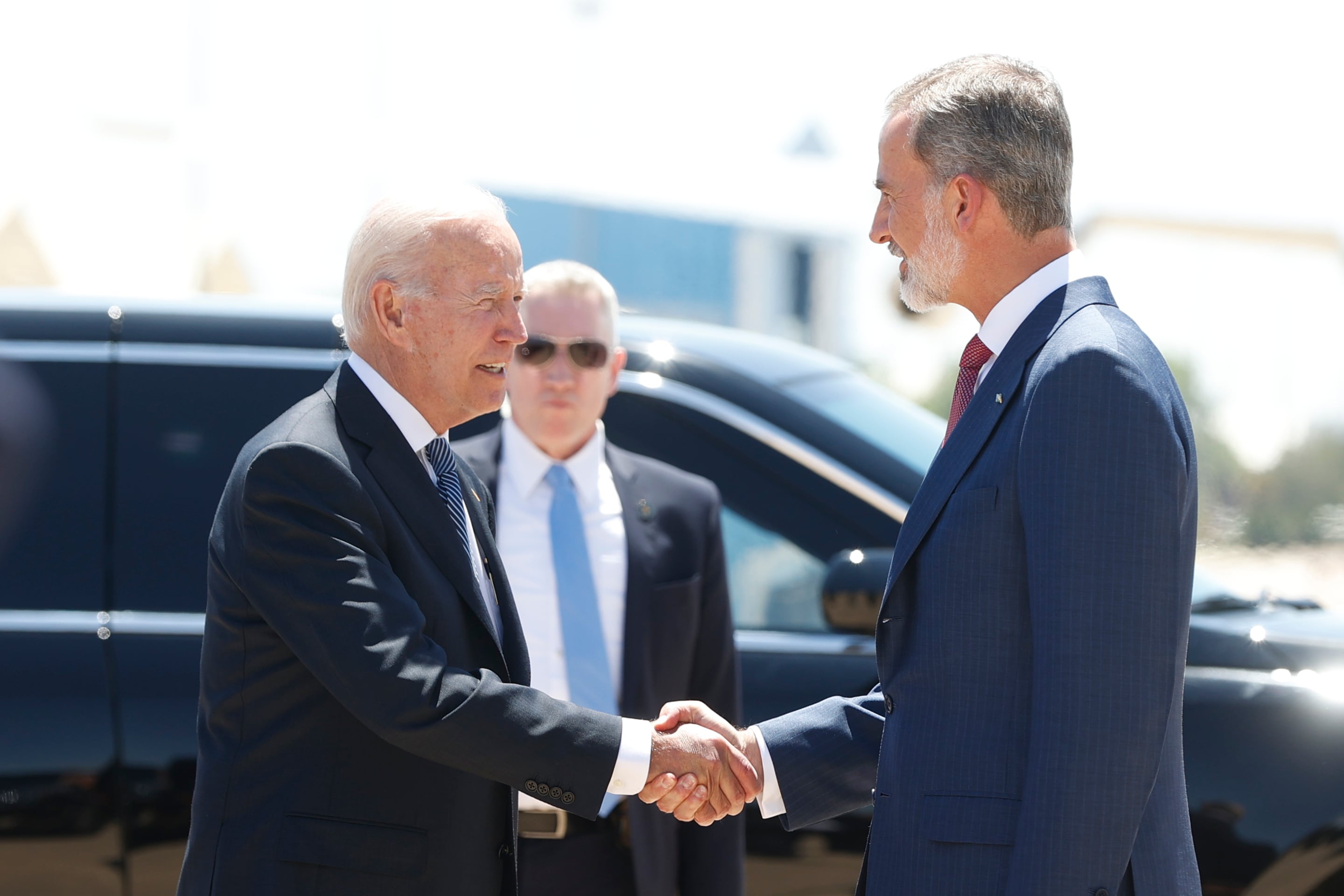 El rey Felipe VI recibe al presidente de Estados Unidos, Joe Biden (i), este martes en la Base Aérea de Torrejón de Ardoz, en Madrid, para asistir a la cumbre de la OTAN que se celebra hasta el jueves 30 de junio. Foto: EFE/ J. J. Guillén POOL