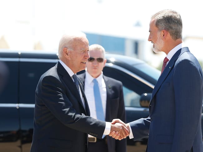 El rey Felipe VI recibe al presidente de Estados Unidos, Joe Biden (i), este martes en la Base Aérea de Torrejón de Ardoz, en Madrid, para asistir a la cumbre de la OTAN que se celebra hasta el jueves 30 de junio. Foto: EFE/ J. J. Guillén POOL