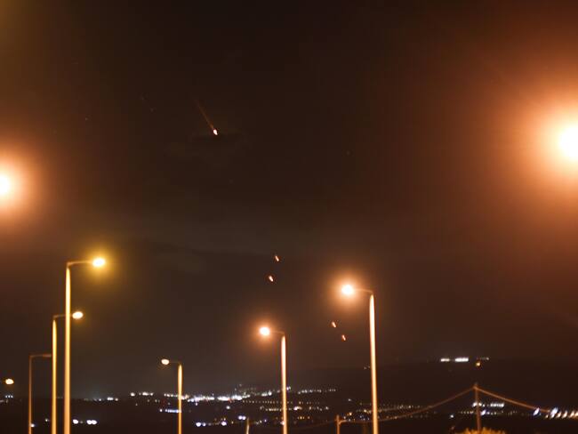Misiles iraníes en cielo israelí. EFE/EPA/ATEF SAFADI