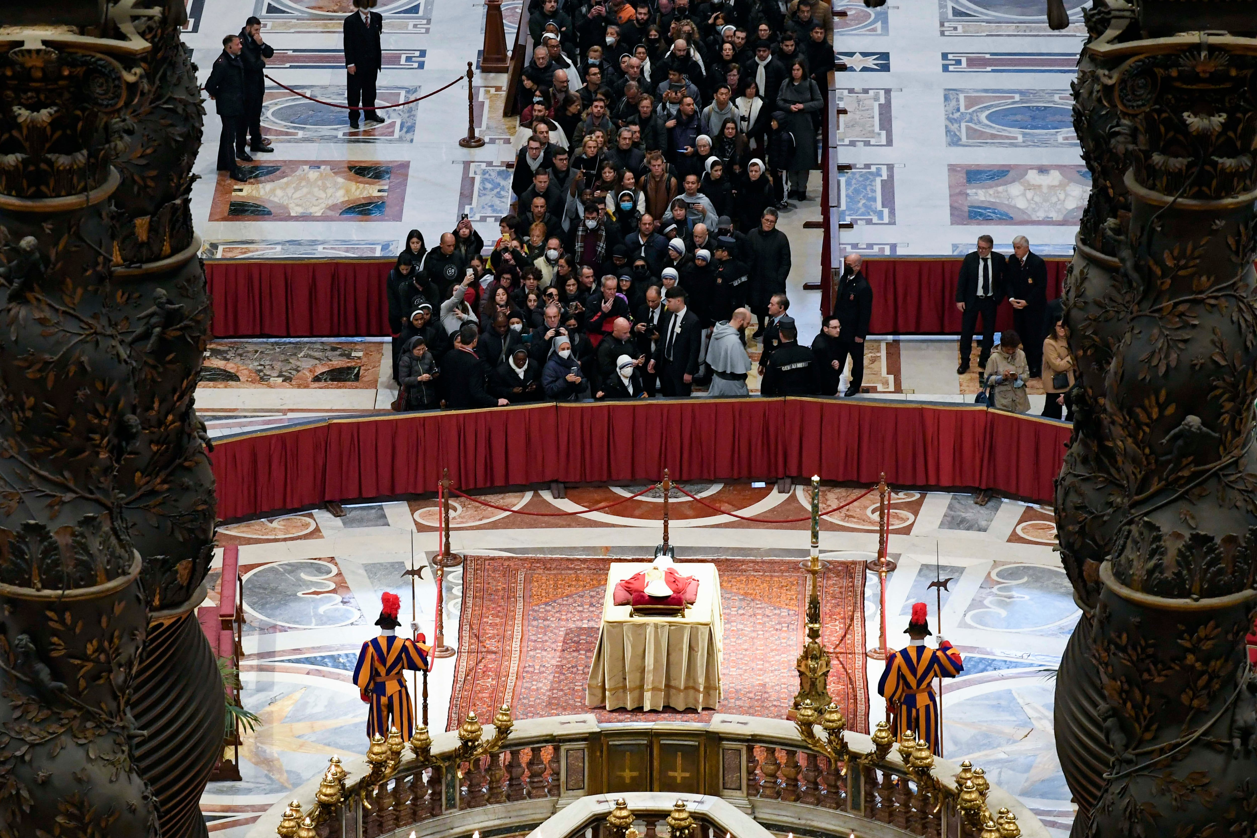 El cuerpo del Papa Emérito Benedicto XVI yace en estado en St. Basílica de San Pedro en la Ciudad del Vaticano, Vaticano. Foto de Vatican Media vía Vatican Pool/Getty Images.