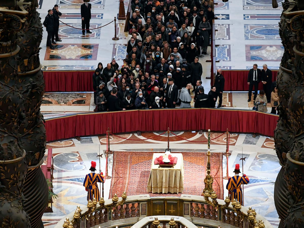 Benedicto XVI será enterrado en la antigua tumba que ocupó Juan Pablo II