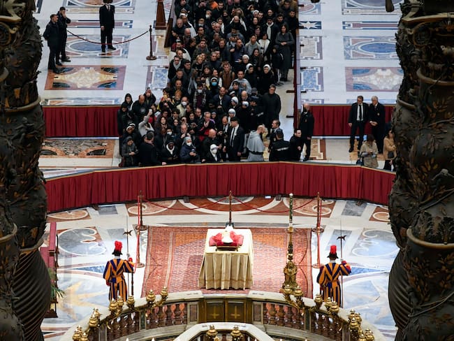 El cuerpo del Papa Emérito Benedicto XVI yace en estado en St. Basílica de San Pedro en la Ciudad del Vaticano, Vaticano. Foto de Vatican Media vía Vatican Pool/Getty Images.