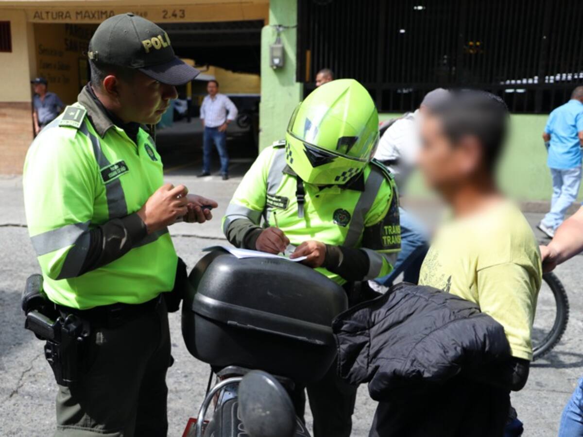 Capturan a un ciudadano por conducir una motocicleta con la licencia de conducción falsa