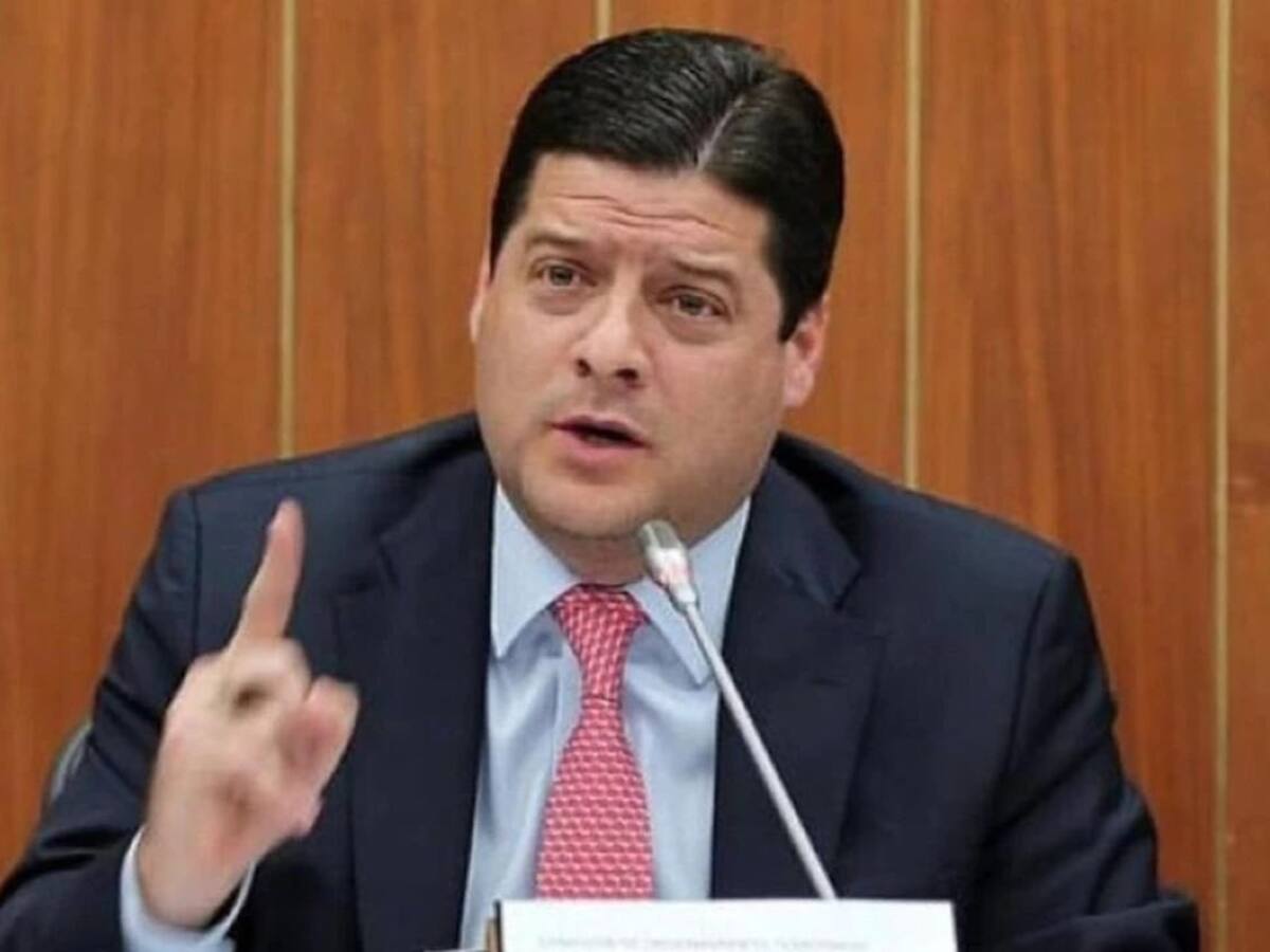 Ella en Bogotá; nosotros ‘chupando’ calor: queja de senador liberal a MinMinas