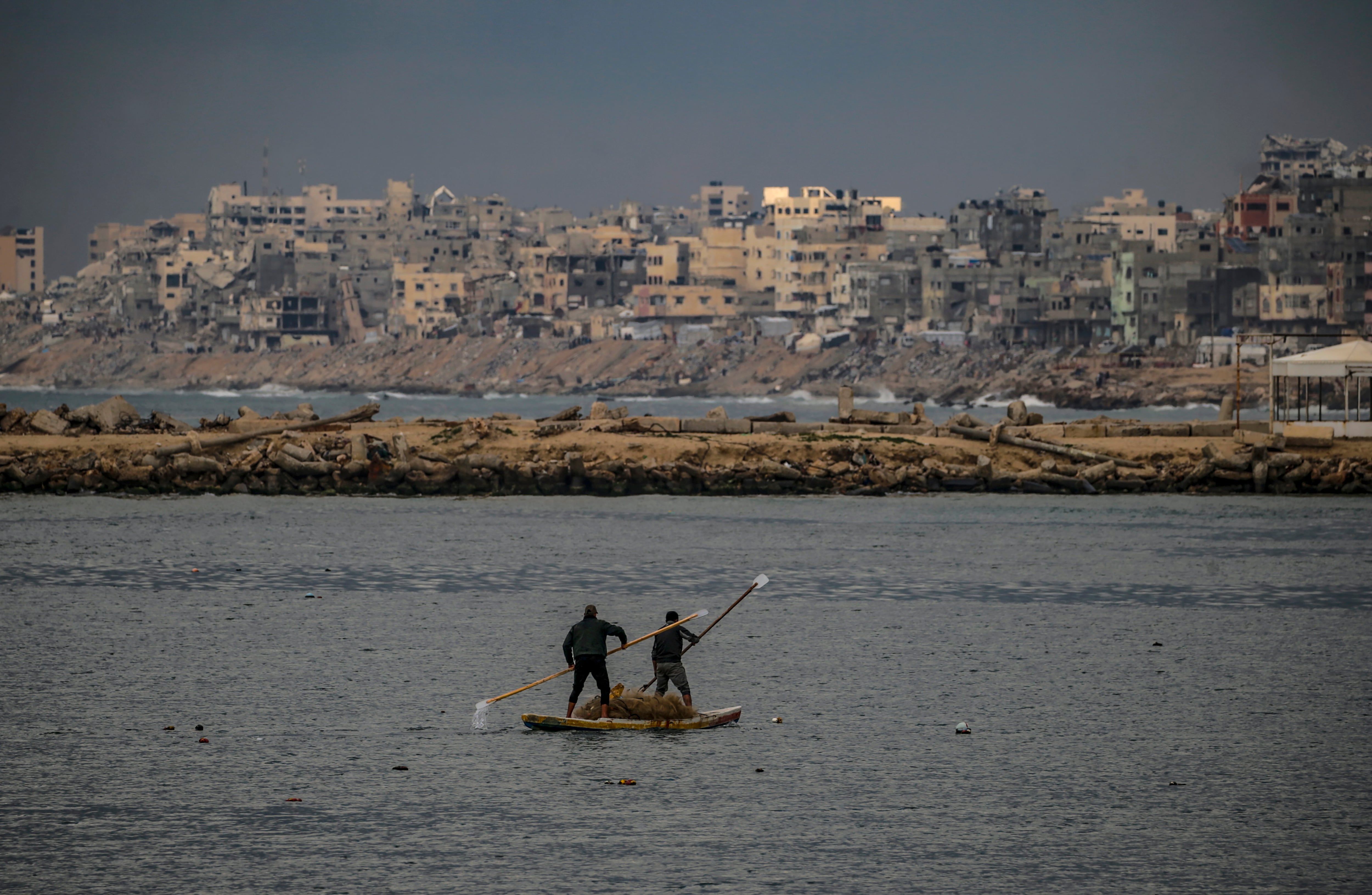GAZA CITY (-), 24/02/2025.- Palestinians fish amid a ceasefire between Israel and Hamas, in Gaza port, Gaza City, 24 February 2025. Israel and Hamas implemented the first phase of a hostage release and ceasefire deal on 19 January 2025. More than 48,000 Palestinians have been killed in the Gaza Strip, according to the Palestinian Ministry of Health, since Israel launched a military campaign in the strip in response to a cross-border attack led by the Palestinian militant group Hamas on 07 October 2023, in which about 1,200 Israelis were killed and more than 250 taken hostage. EFE/EPA/MOHAMMED SABER