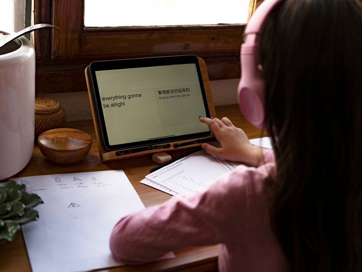 ¿Cómo puedo convertir mi voz a texto y traducirlo?