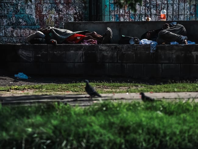 AME3020. BUENOS AIRES (ARGENTINA), 27/03/2024.- Fotografía de una persona en situación de calle este miércoles, en Buenos Aires (Argentina). La pobreza en la población urbana de Argentina se situó en el 41,7 % en el segundo semestre del año pasado, 1,6 puntos porcentuales por encima de la tasa registrada en la primera mitad de 2023, informaron este miércoles fuentes oficiales. Según indicó el Instituto Nacional de Estadística y Censos (Indec) en un informe, el índice de indigencia se situó en el segundo semestre del año pasado en el 11,9 % de las personas, 2,6 puntos por encima de la tasa registrada en el primer semestre de 2023. EFE/ Juan Ignacio Roncoroni
