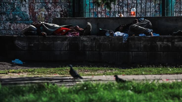 AME3020. BUENOS AIRES (ARGENTINA), 27/03/2024.- Fotografía de una persona en situación de calle este miércoles, en Buenos Aires (Argentina). La pobreza en la población urbana de Argentina se situó en el 41,7 % en el segundo semestre del año pasado, 1,6 puntos porcentuales por encima de la tasa registrada en la primera mitad de 2023, informaron este miércoles fuentes oficiales. Según indicó el Instituto Nacional de Estadística y Censos (Indec) en un informe, el índice de indigencia se situó en el segundo semestre del año pasado en el 11,9 % de las personas, 2,6 puntos por encima de la tasa registrada en el primer semestre de 2023. EFE/ Juan Ignacio Roncoroni