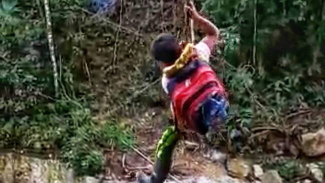 Los niños hacen uso de una garrucha improvisada e instalada por los padres de familia, a pesar del riesgo de sufrir un accidente. Crédito: Comité de Salud de Playa Rica.
