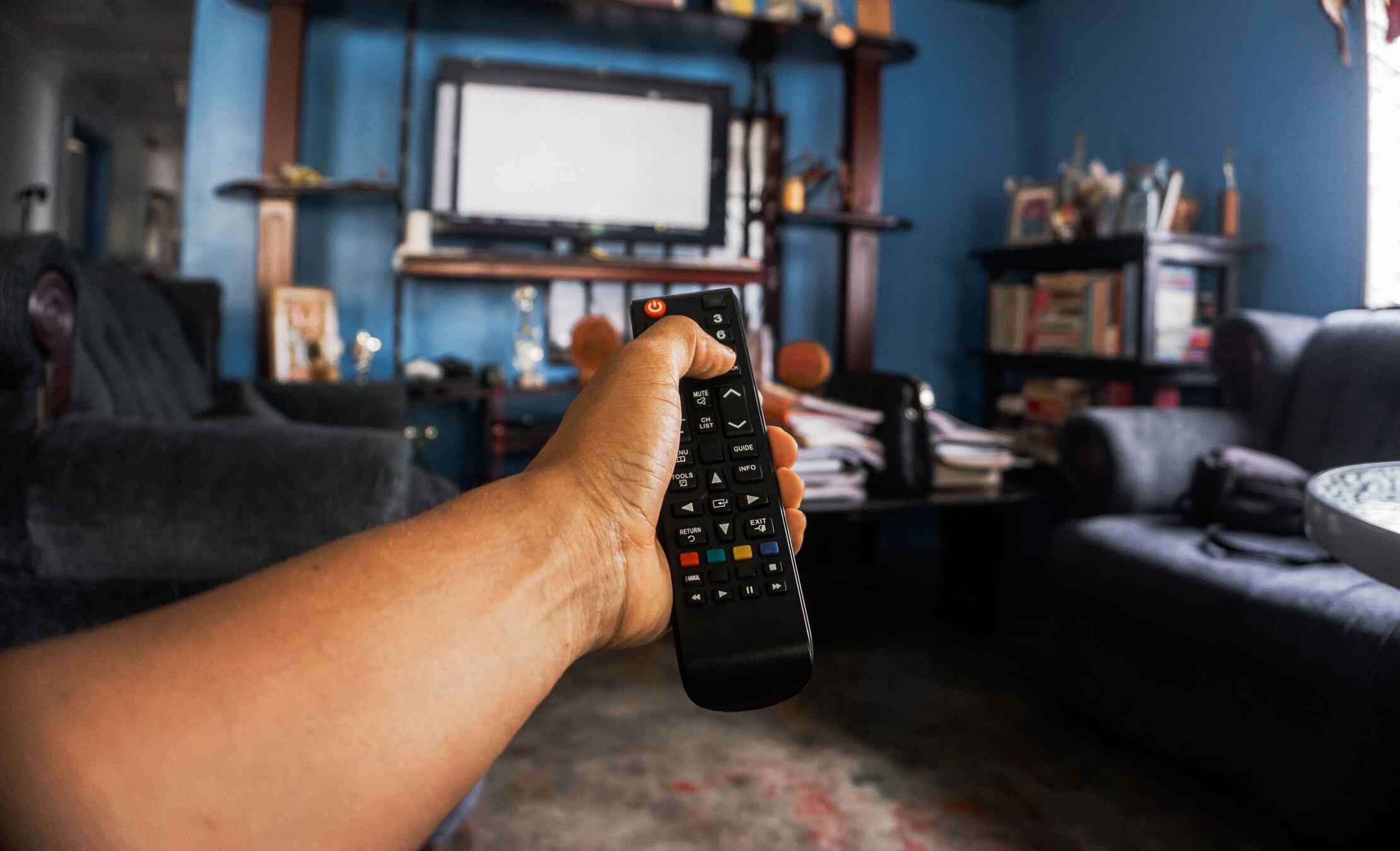 Imagen de referencia de persona viendo televisión. Foto: Getty Images