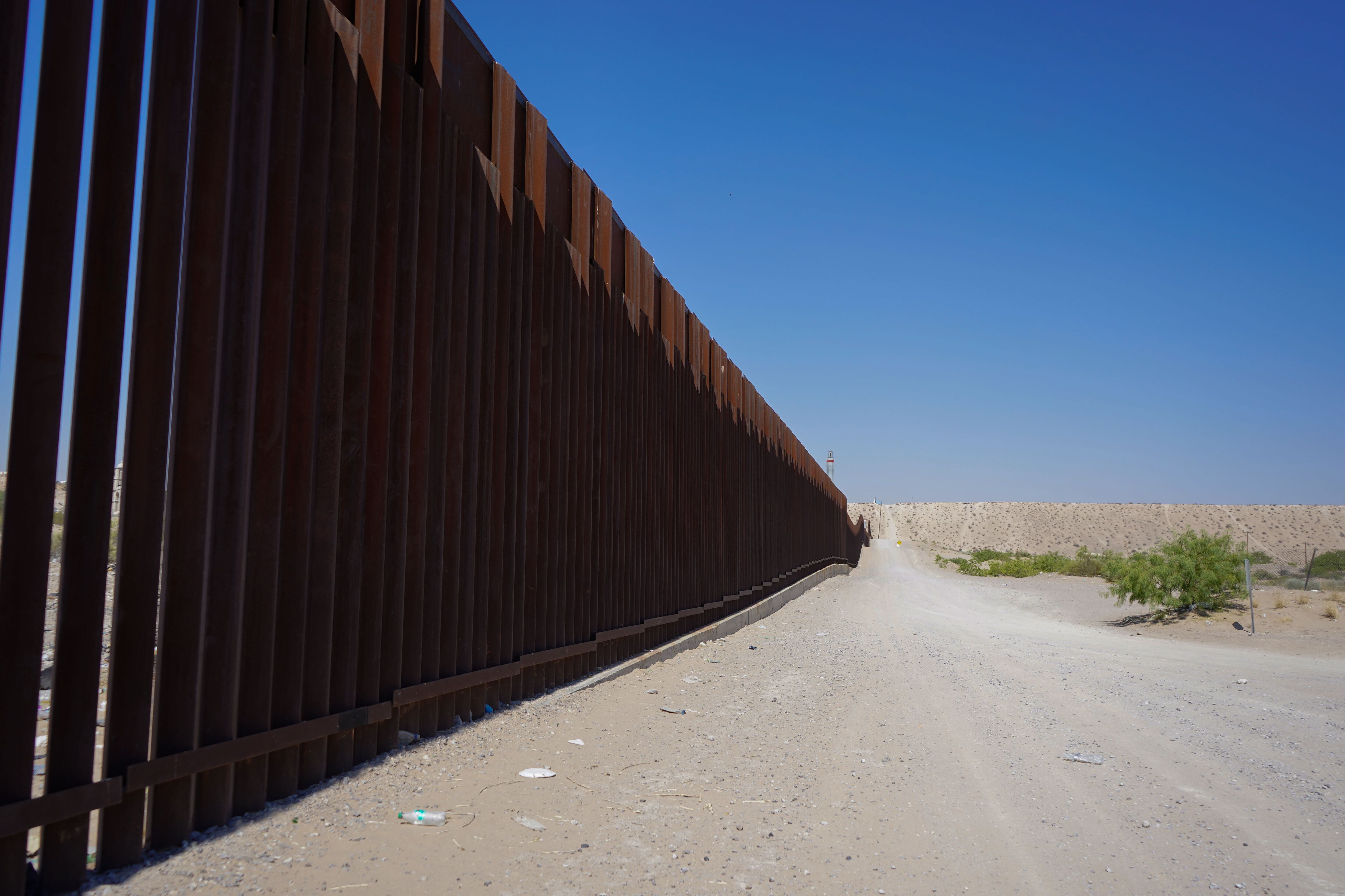 Muro en la zona fronteriza con México este jueves en El Paso, Estados Unidos. Foto: EFE/Octavio Guzmán