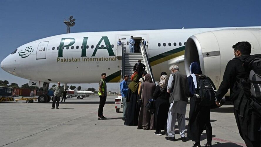 Primer vuelo comercial internacional en despegar de Kabul con rumbo a Pakistán. Foto: (Photo by AAMIR QURESHI/AFP via Getty Images)