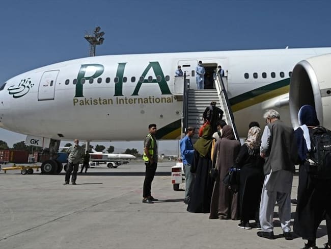 Primer vuelo comercial internacional en despegar de Kabul con rumbo a Pakistán. Foto: (Photo by AAMIR QURESHI/AFP via Getty Images)