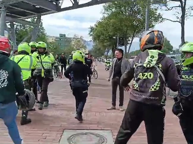 Enfrentamientos entre Policía y motociclistas en calle 80 causan caos en Bogotá. Foto: Captura de video