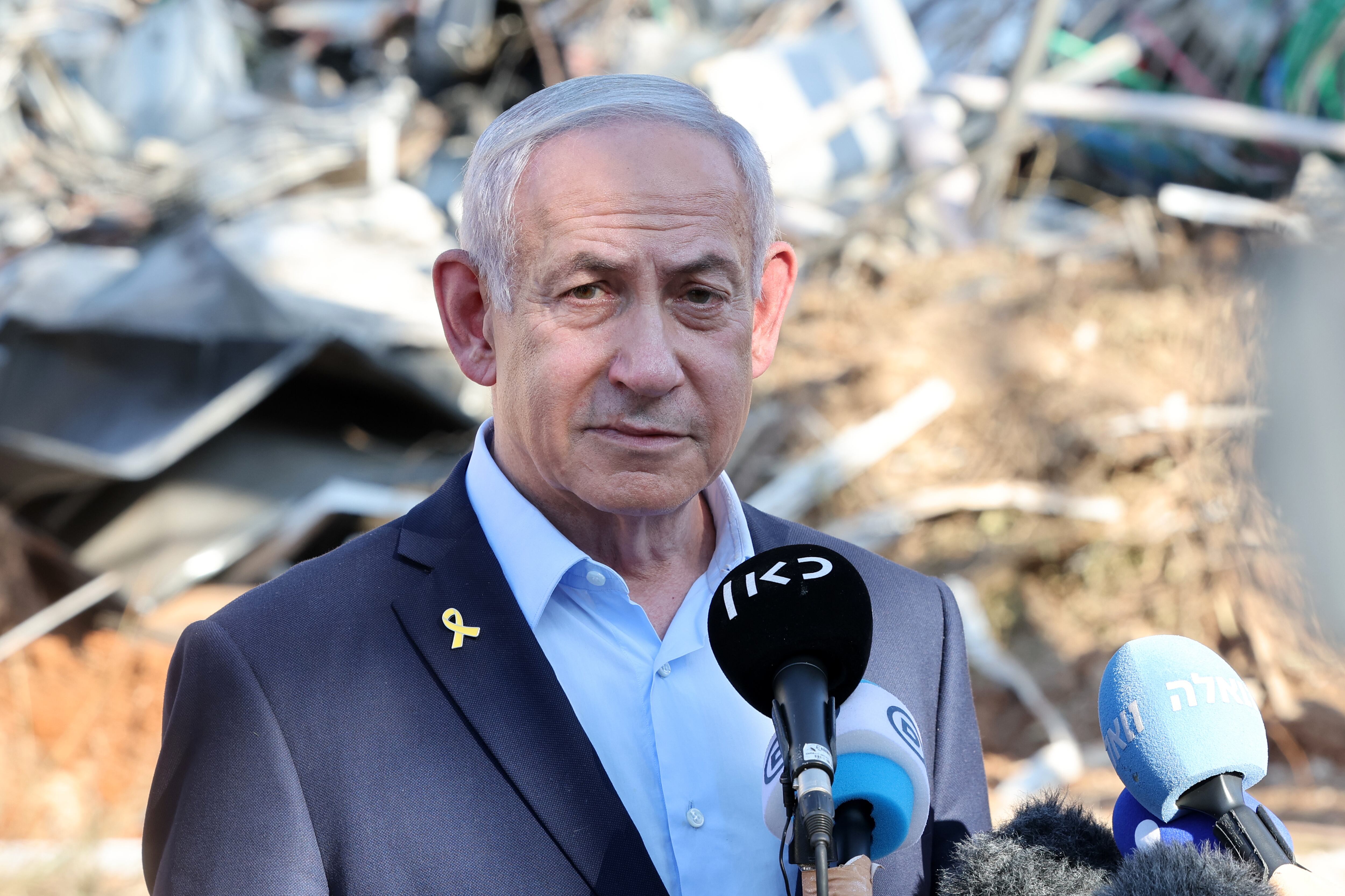 Rehovot (Israel), 20/06/2025.- Israel's Prime Minister Benjamin Netanyahu delivers a statement as he visits the site of the Weizmann Institute of Science, which was hit by Iranian missiles in the central city of Rehovot, Israel, 20 June 2025. Iran and Israel have been exchanging fire since Israel carried out missile strikes on Iran on 13 June 2025. EFE/EPA/JACK GUEZ / POOL