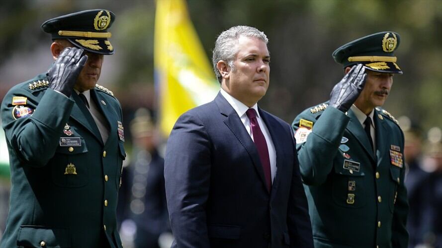 Según la denuncia, Nicacio Martínez (d) habría ordenado la entrega de dos equipos de espionaje a dos coroneles, uno activo y otro retirado, que no habrían sido utilizados para misiones oficiales. Foto: Colprensa