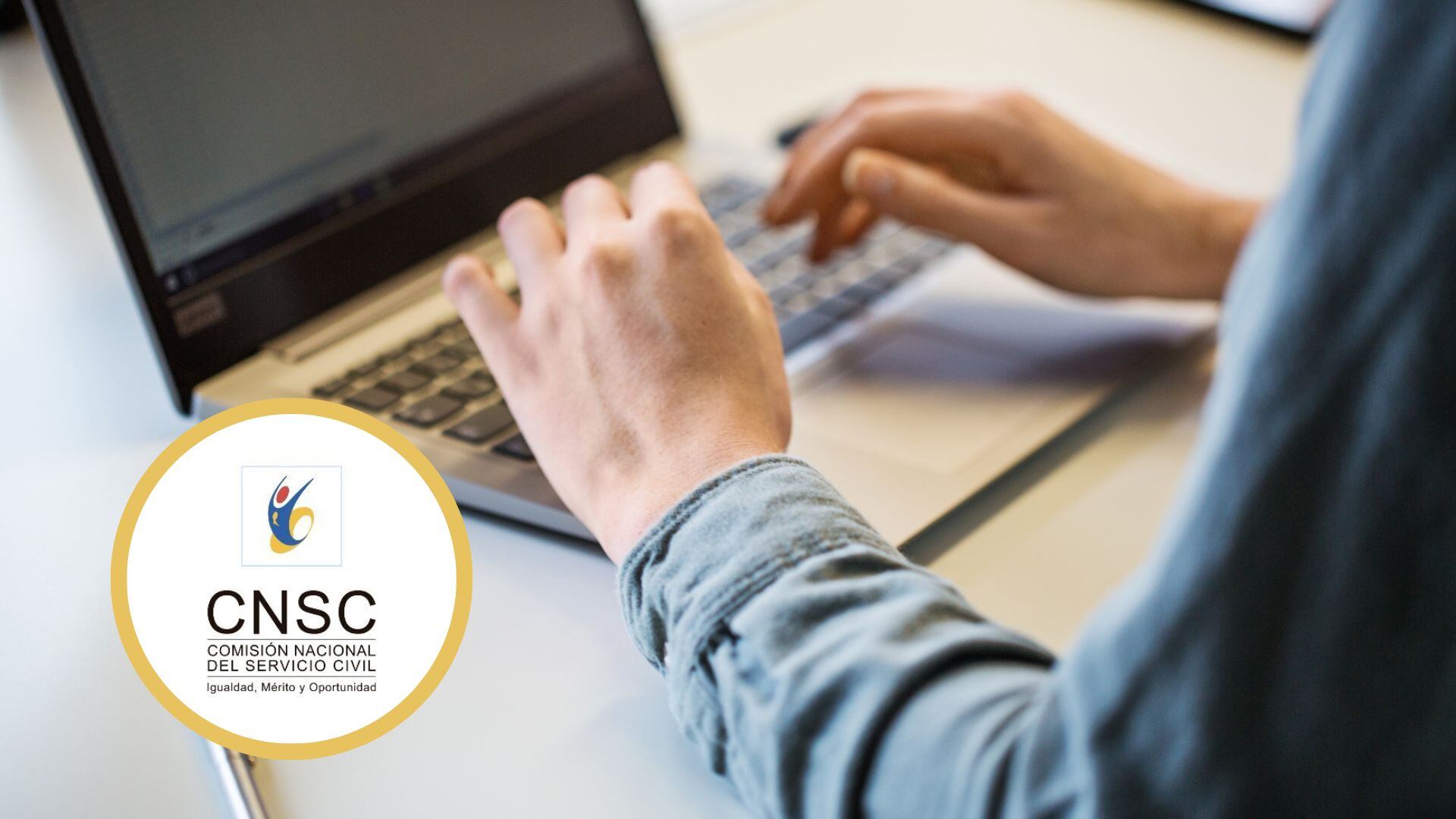 De fondo una persona utilizando el computador, en el círculo el logo de la Comisión Nacional del Servicio Civil / Fotos: GettyImages y @CNSCColombia